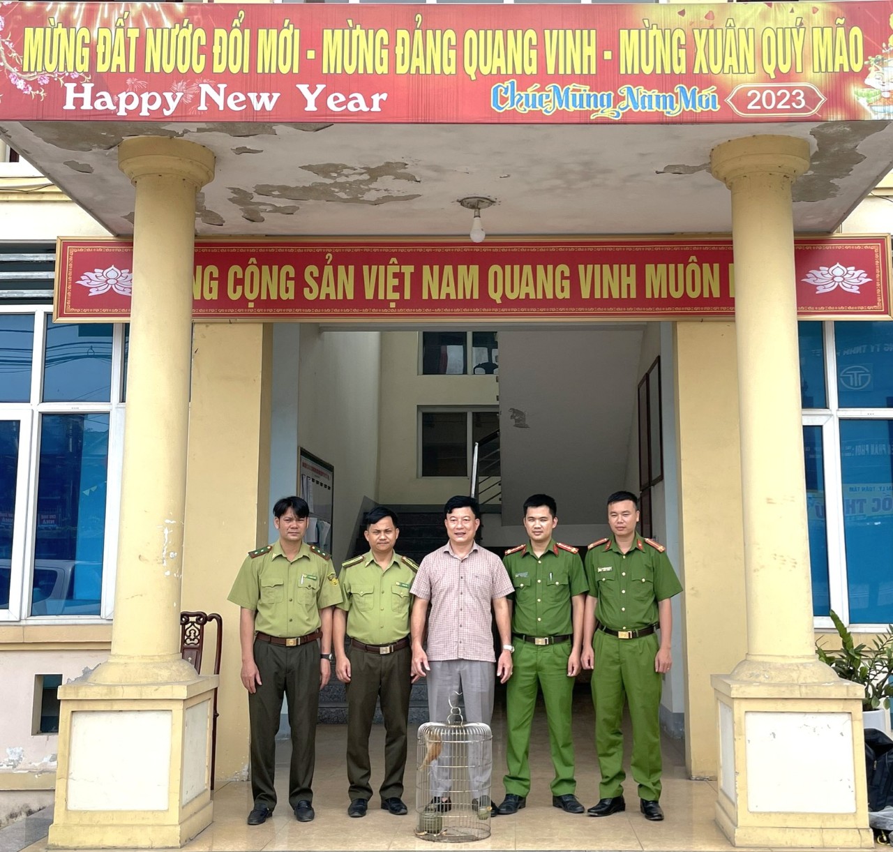 Vườn Quốc gia Vũ Quang tiếp nhận 01 cá thể Cu li nhỡ từ Hạt Kiểm lâm huyện Cẩm Xuyên 
